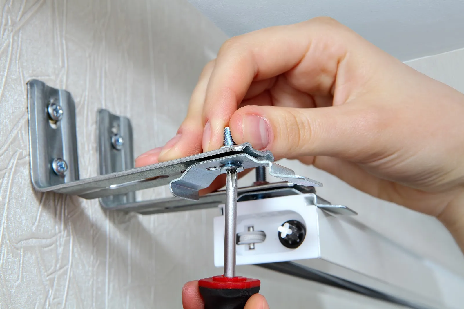 A Simple Comparison Between Metal Brackets and Plastic Brackets